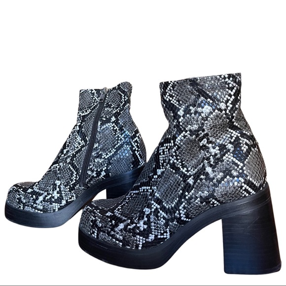 Steve Madden X UO Heel Boots